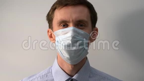 戴着医用面具的年轻男医生的肖像视频的预览图