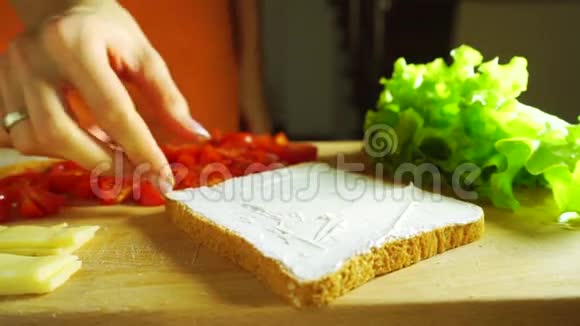 做三明治把樱桃番茄放在面包上视频的预览图