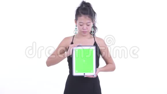 亚洲女明星展示数码平板电脑并得到坏消息视频的预览图
