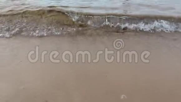 柔软的河浪沙滩上有气泡视频的预览图