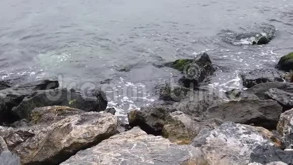 海边的悬崖和海岸波浪视频的预览图