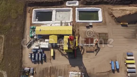 拥有现代化设备的石油开采区油田油井无人驾驶飞机俯视视频的预览图
