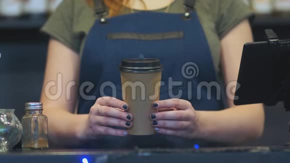 女人把准备好的咖啡杯放在咖啡馆的柜台上视频的预览图