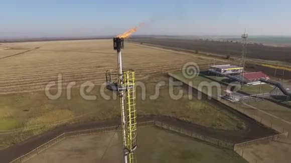 油田炼油厂气体耀斑鸟瞰特写视频的预览图
