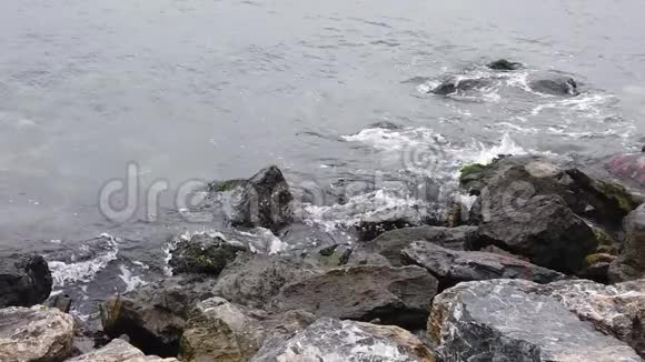 海边的悬崖和海岸波浪视频的预览图