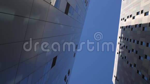 两栋办公楼顶着蓝天从下面眺望视频的预览图