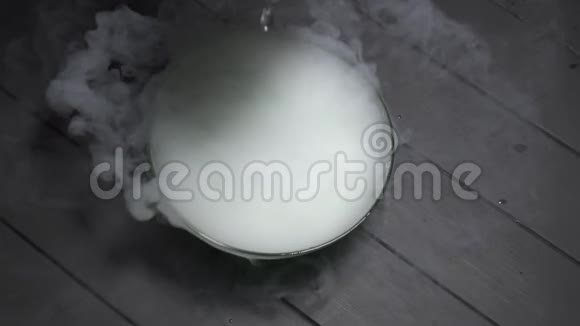 干冰加入水的化学反应视频的预览图