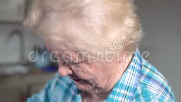 老妇人用鸡蛋吃生馅饼视频的预览图