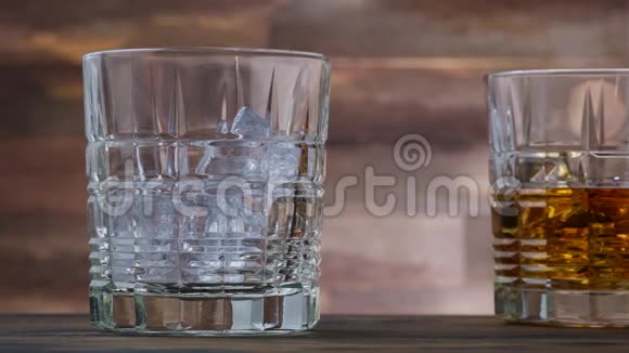 加杯威士忌或苏格兰威士忌木制桌子上有两杯酒视频的预览图