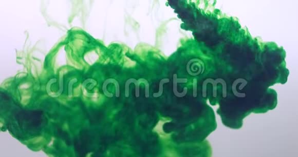 绿色油漆墨水滴在白色背景的水中英气云在水下流动孤立的多云烟雾视频的预览图