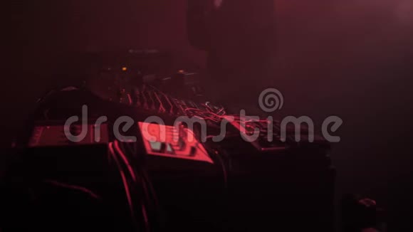 DJ在晚会上表演一套音乐设备派对灯光视频的预览图