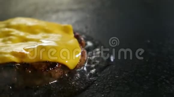 热油中的奶酪切块视频的预览图