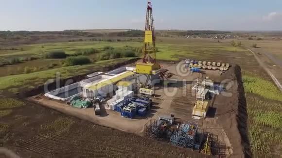 油田大型油井工业设备鸟瞰图视频的预览图