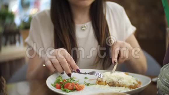 小女孩在咖啡馆吃火腿奶酪蔬菜和西红柿煎饼视频的预览图