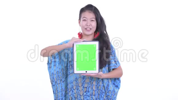 快乐美丽的亚洲旅游妇女讲话展示数字平板电脑视频的预览图
