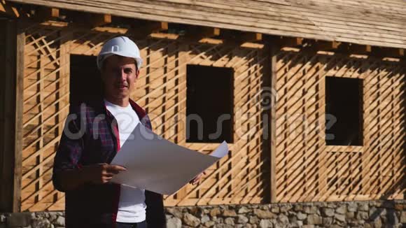 一位手头有房屋规划的建筑师正在考虑建造一座木框架房子自然建筑视频的预览图