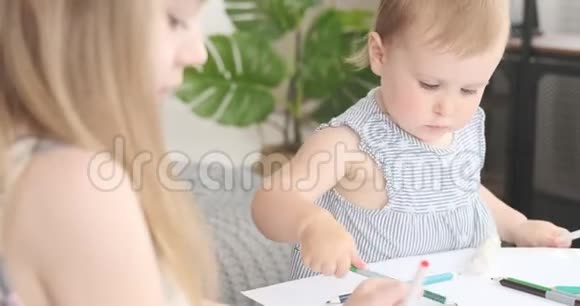 小女孩在纸上画画视频的预览图