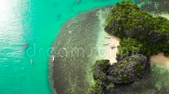 洛基岛上有一个白色的小海滩空中无人机巴拿马群岛菲律宾暑期和旅游度假理念视频的预览图