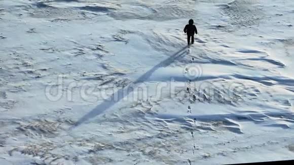 孤独的人走过一片雪白的沙漠空中视角视频的预览图