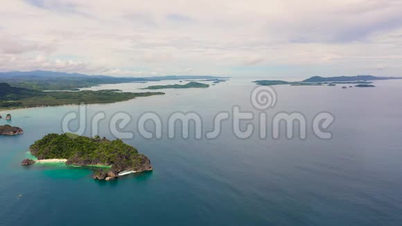 卡拉莫群岛南加玛林马图卡德菲律宾热带岛屿有白色的沙滩视频的预览图