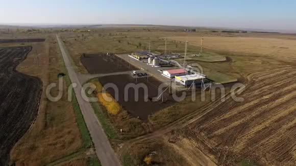 俄罗斯的石油工业有天然气和石油开采设备的地区的鸟瞰图视频的预览图