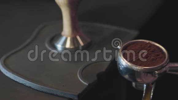 女咖啡师用捣碎机将咖啡倒入锅中视频的预览图