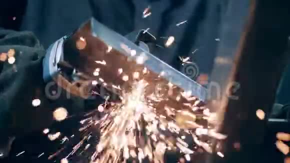 专业焊工用角磨机切割金属视频的预览图
