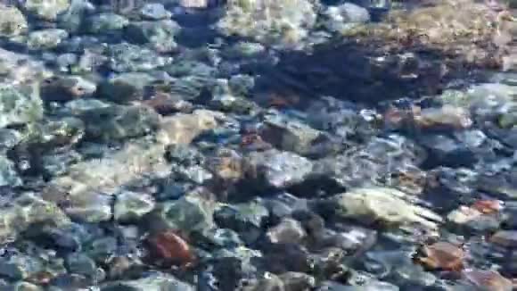海水与海底石头自然概念视频的预览图