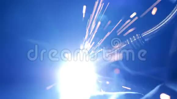 工厂的焊接过程焊接火花动作缓慢视频的预览图