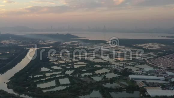 深圳香港边境和天际线乡村绿野鸟瞰图视频的预览图