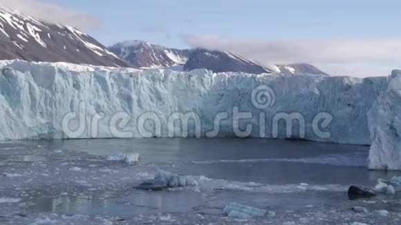 挪威斯瓦尔巴德Liefdefjord莫纳科布林冰川视频的预览图