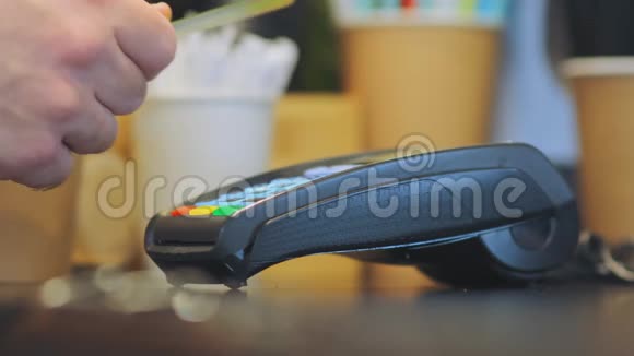 买方将芯片信用卡应用于终端并输入引脚视频的预览图
