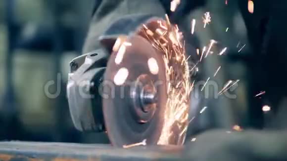角磨机在工厂切割金属很多打磨火花视频的预览图