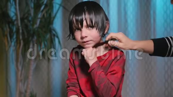 孩子坐在理发店理发视频的预览图