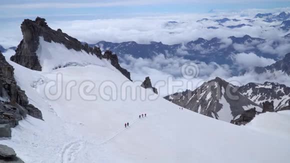 阿尔卑斯山的登山者视频的预览图