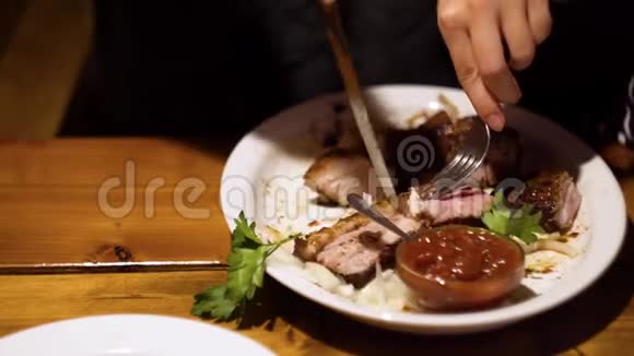 年轻女子在餐馆酒吧吃鲜肉视频的预览图