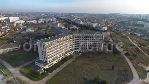 大学里塞瓦斯托波尔的建筑造型奇特克里米亚a视频的预览图
