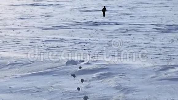 鸟瞰孤独的人走过雪域的沙漠视频的预览图