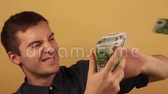 一个穿衬衫的人把钱花在米色背景上视频的预览图