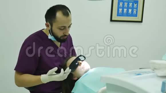 牙医检查病人解释程序专家诊断视频的预览图
