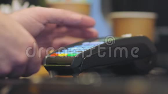咖啡厅访客将信用卡插入终端插槽特写视频的预览图