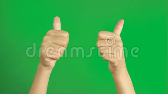 4K女人的手显示两个拇指向上和指向复制空间隔离在色度键绿色屏幕背景视频的预览图