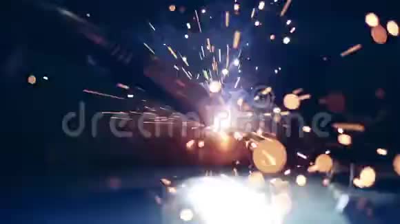 一个人在工厂里使用焊接机视频的预览图