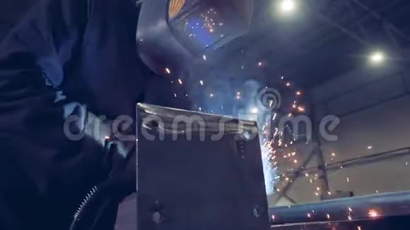 一个人在工厂使用焊机视频的预览图
