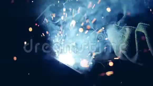 人在一家工厂与焊接机一起工作视频的预览图
