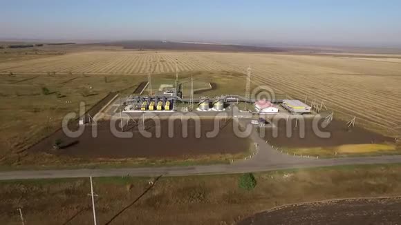 无人驾驶飞机在有天然气和石油抽水设备的地区的俯视图视频的预览图