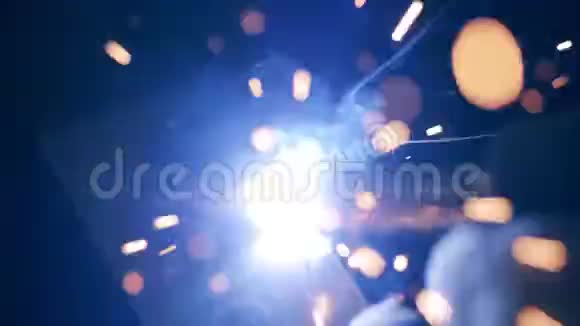焊接火花动作缓慢工人使用电焊机视频的预览图