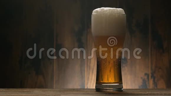 在木制背景上倒入冷啤酒视频的预览图