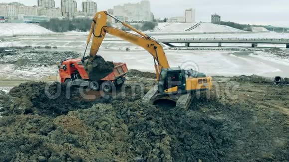 现代挖掘机在采石场装载一台装有石头的机器施工现场作业的工业机械视频的预览图