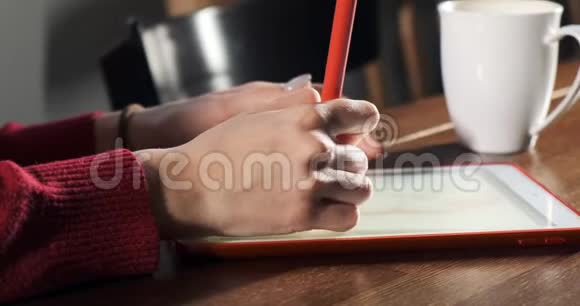 关闭女设计师坐在办公桌前工作当代年轻女性用数字平板电脑画笔视频的预览图